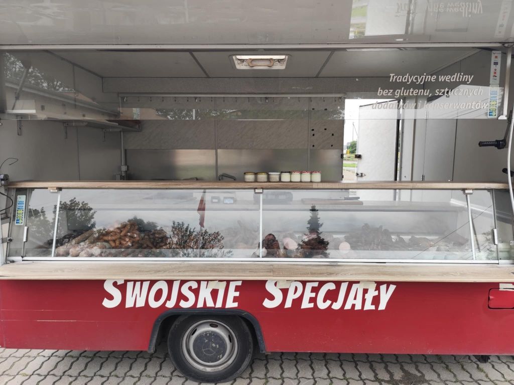 Foodtrack Mercedes Benz 100 z  ladą chłodniczą i lodówką