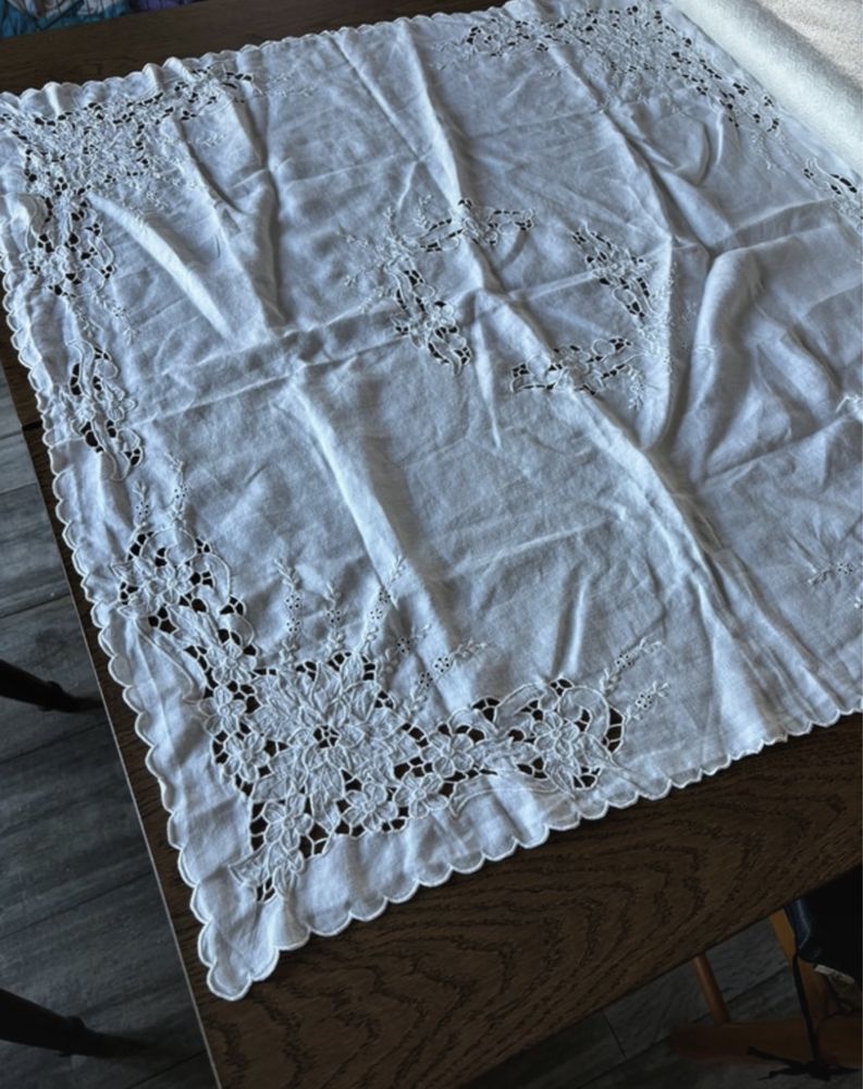 Toalha de mesa com bordado feito à mão