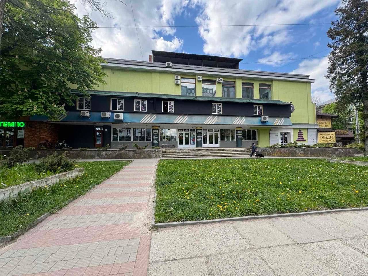 Продаж комерційного приміщення на Героїв УПА 80