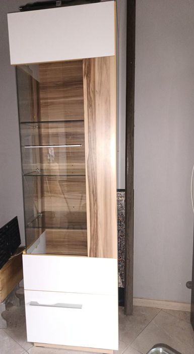 Dwie witryny Monsun z podświetleniem led