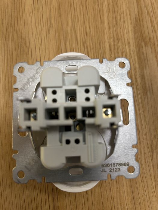 BERKER B.Kwadrat Gniazdo podwójne