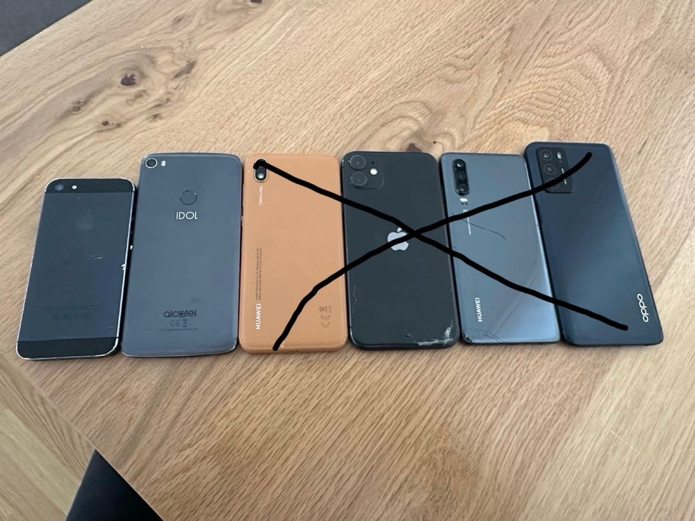 Vendo telemoveis para peças ou reparação.