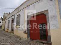 Moradia Com Terreno Para Recuperar No Centro Historico De Salir