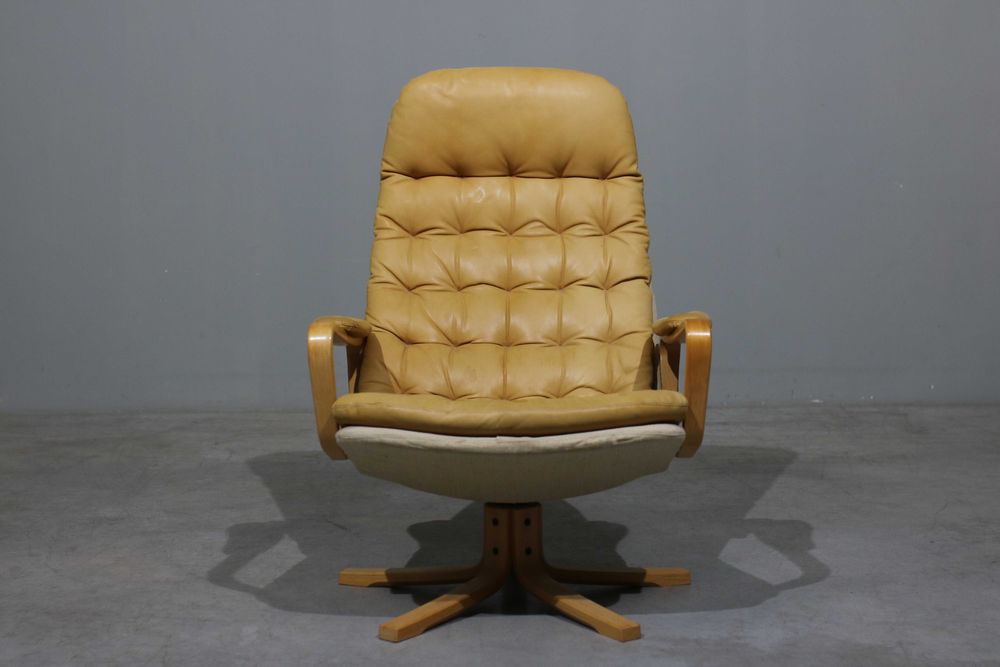 Par de poltronas Sam Larsson modelo Mona em faia e couro