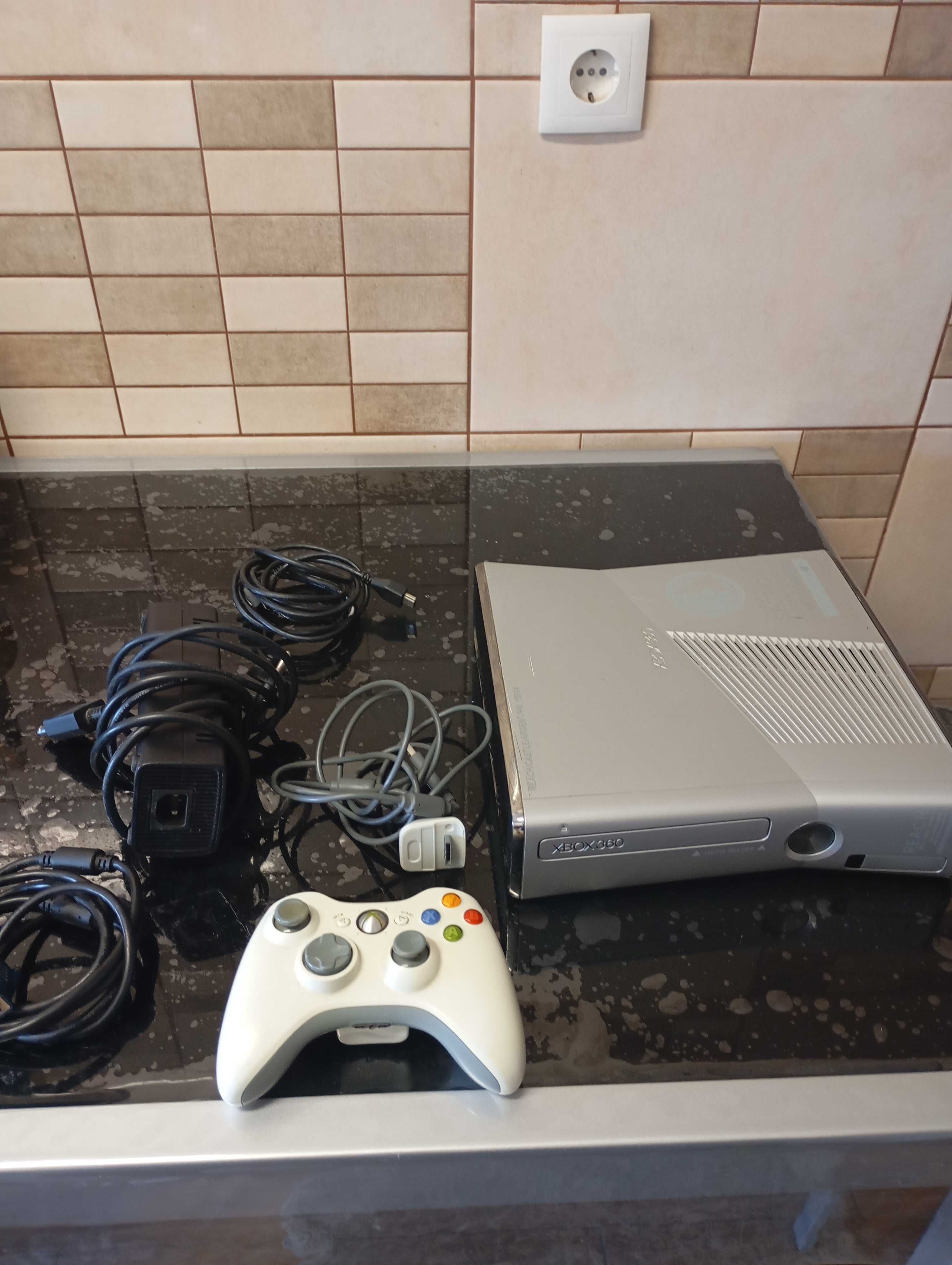 Console chipada de videogame XBox 360 com os jogos no Hd
