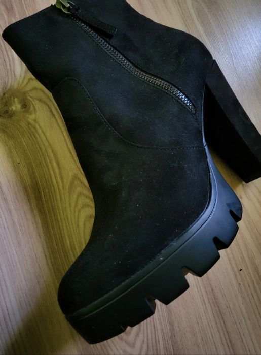 Nowe zamszowe czarne botki na słupku i platformie BullBoxer