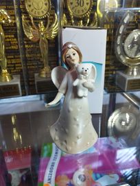 Figurka porcelanowa aniołek z misiem chrzest roczek prezent gadżet