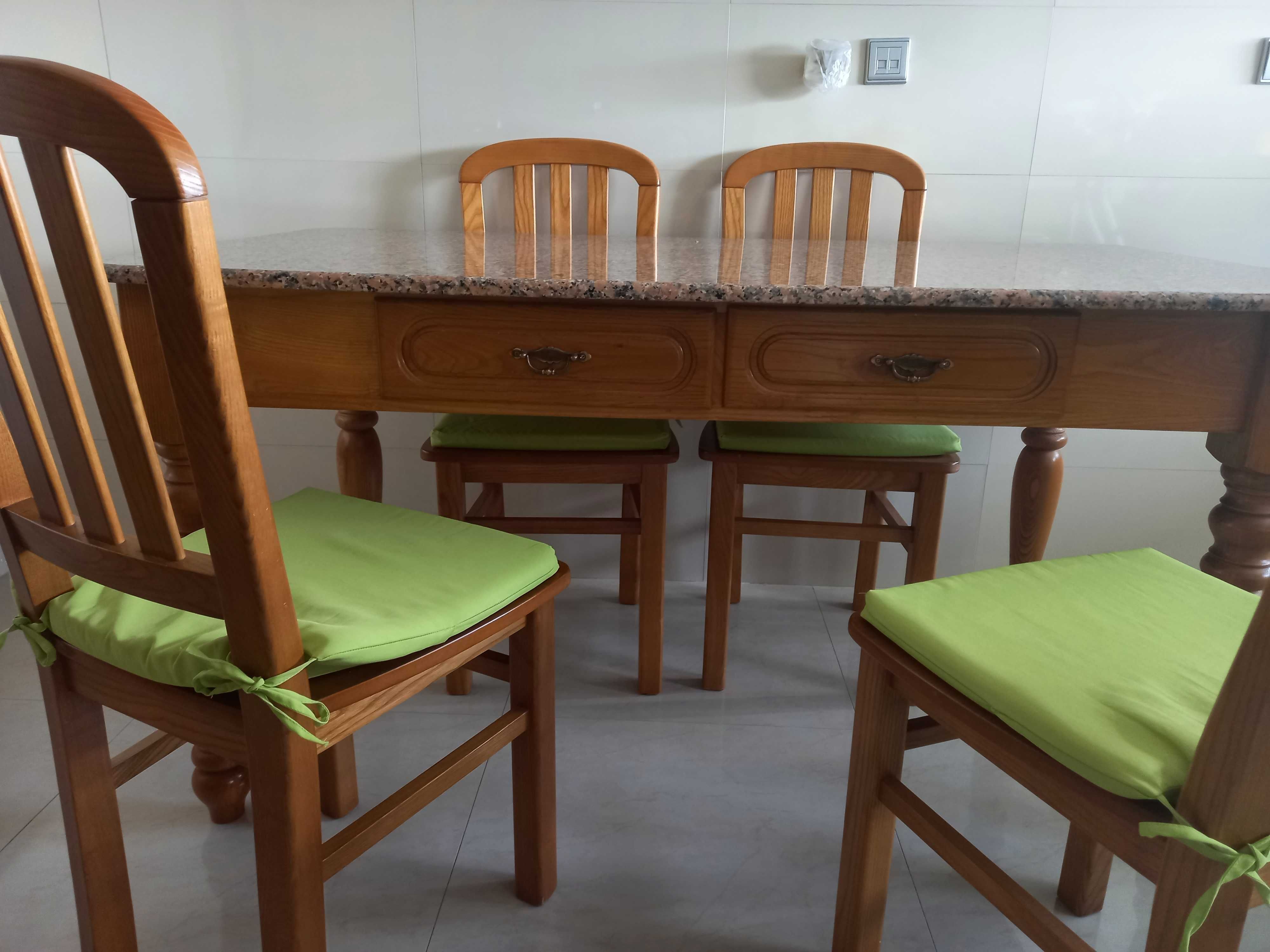 Vendo mesa de Cozinha com cadeiras