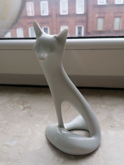 Siedzący lisek figurka