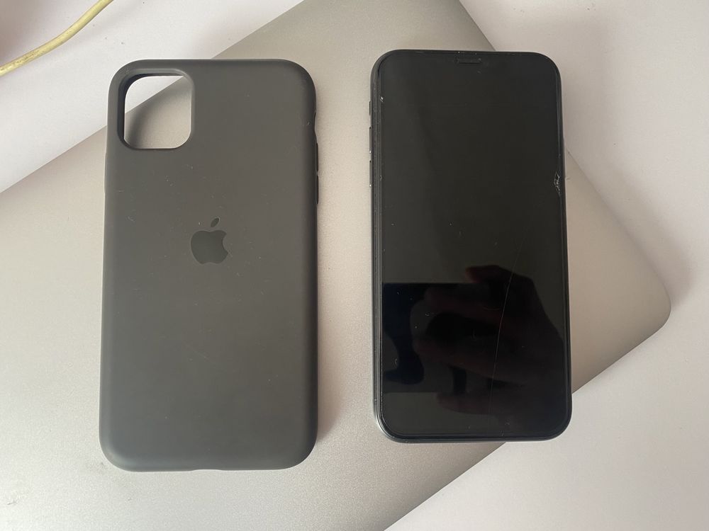Iphone 11 Black 64gb R-SIM/SIM LOCKED