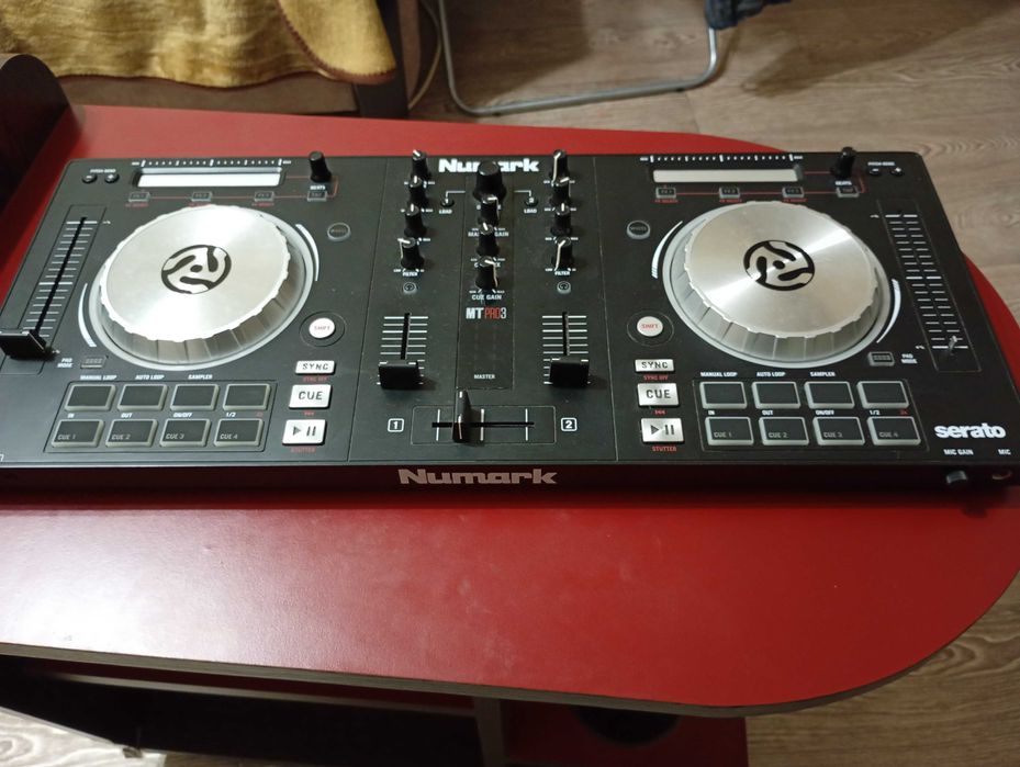 Numark Mixtrack Pro3 dj controller