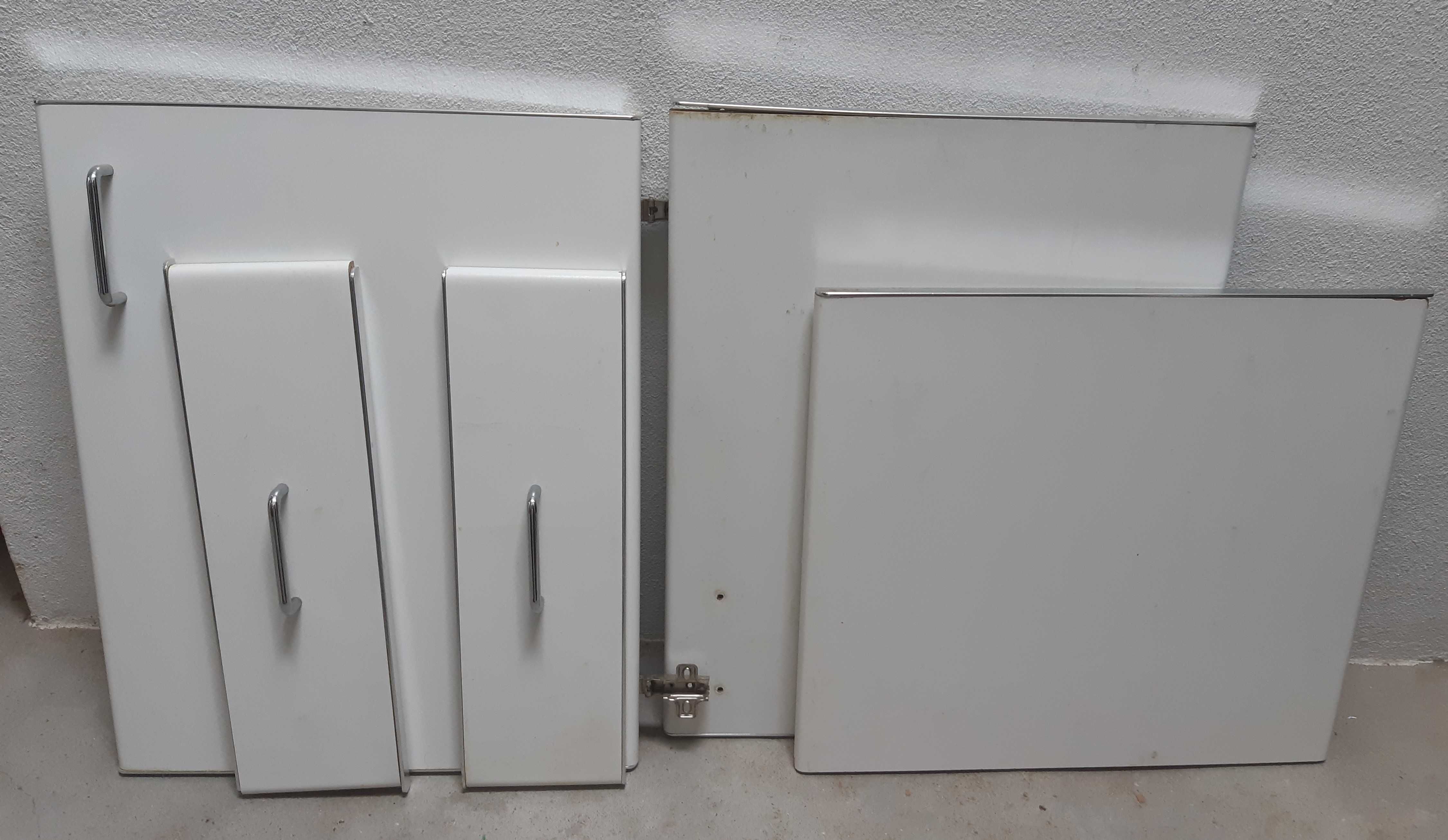 Conjunto de Portas para Armários e Placas de Fórmica Branca