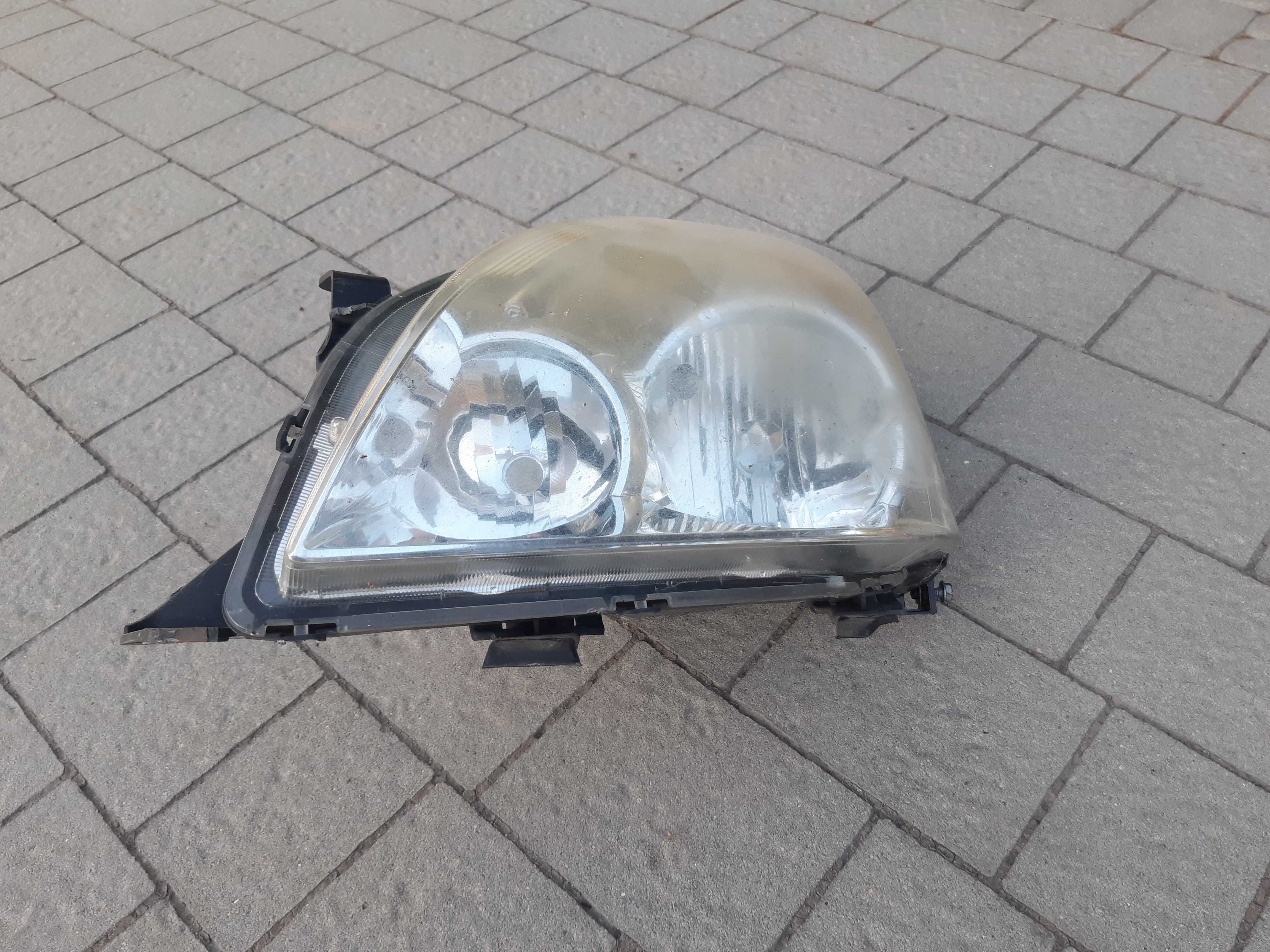 Lampa przednia Toyota Corolla Verso 2 II 04-06 lewa Europa