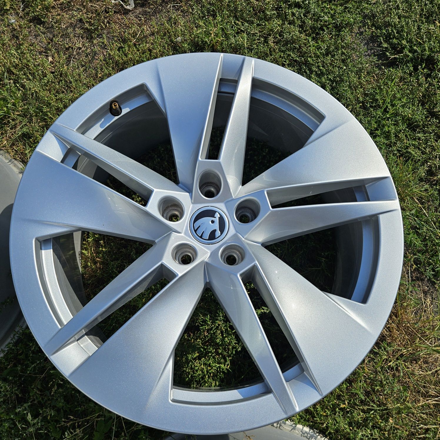 Alufelgi 19 Skoda Superb Octavia Yeti Karoq Kodjaq Enyaq VW 5x112 ET45