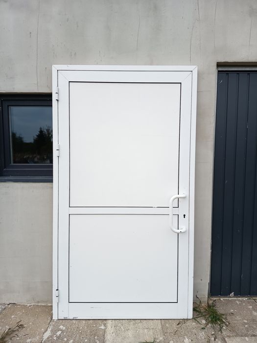 Drzwi zewnętrzne techniczne aluminiowe białe z uchwytem z ościeżnicą