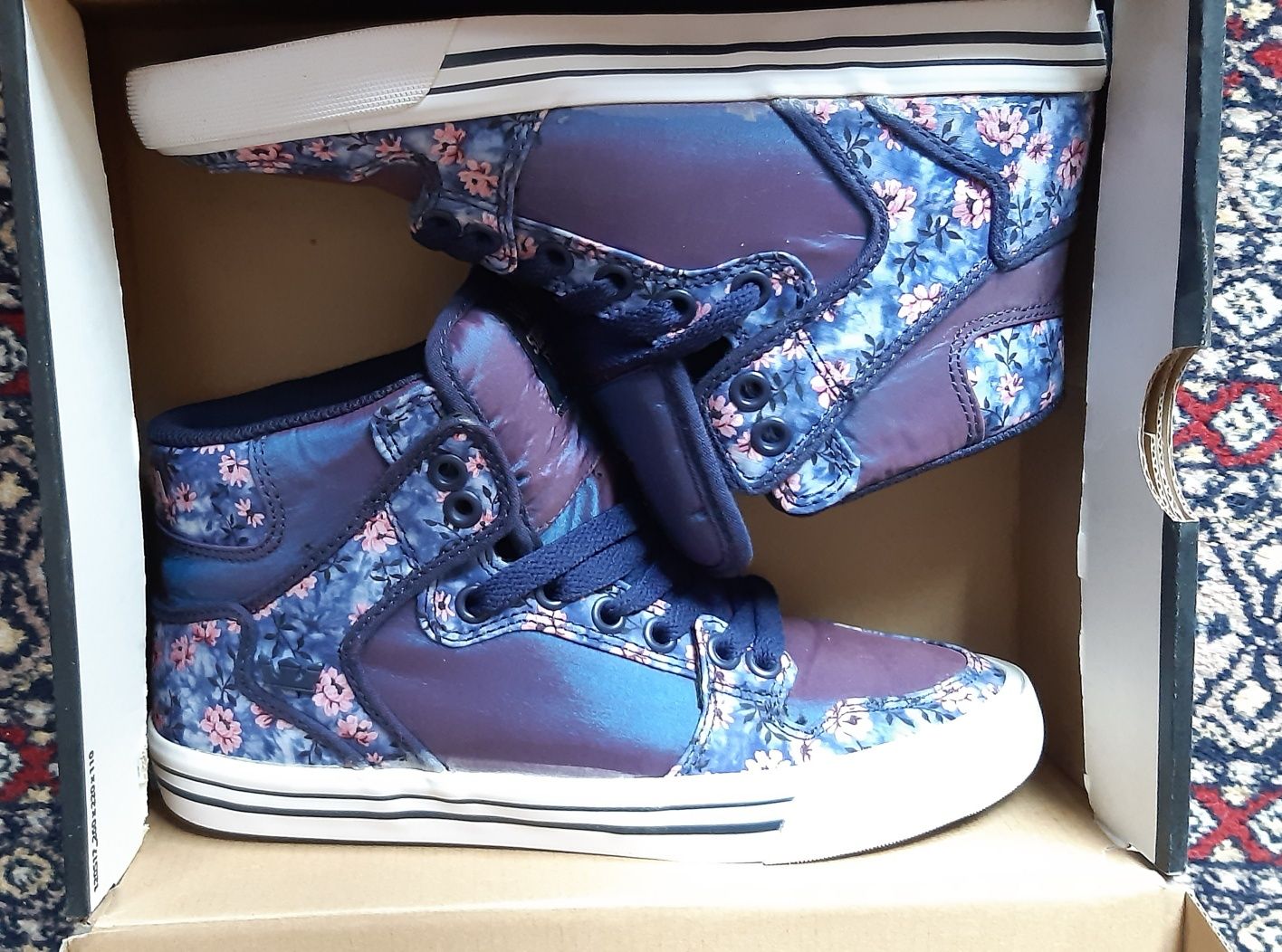 Kwiatowe buty Supra