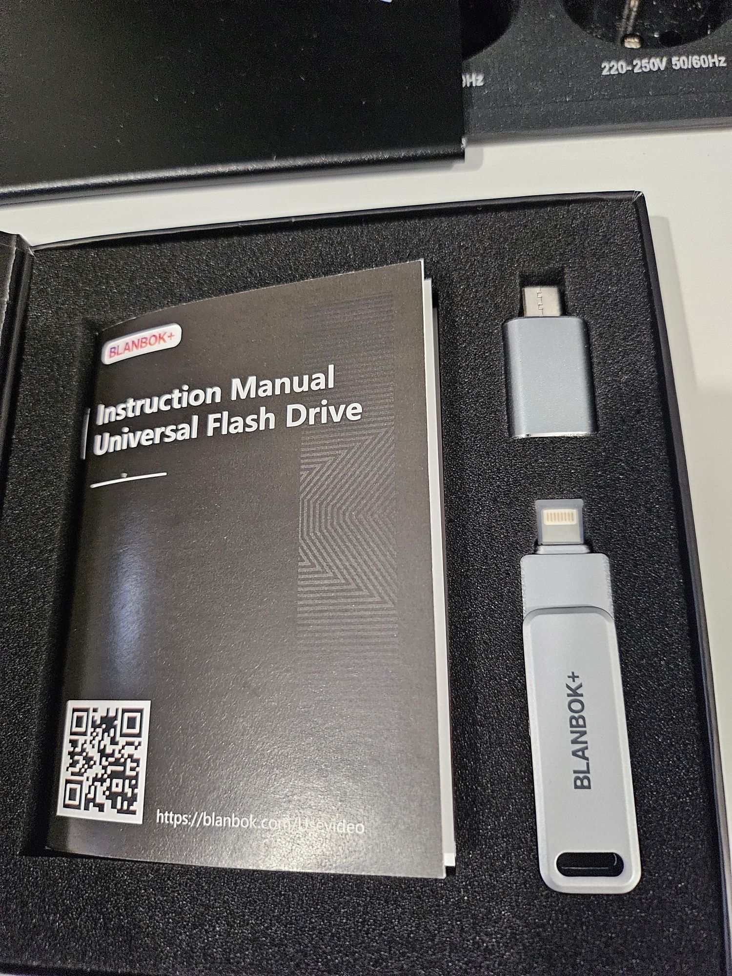 Pamięć USB z trzema interfejsami USB/Lightning/typ C 256GB
