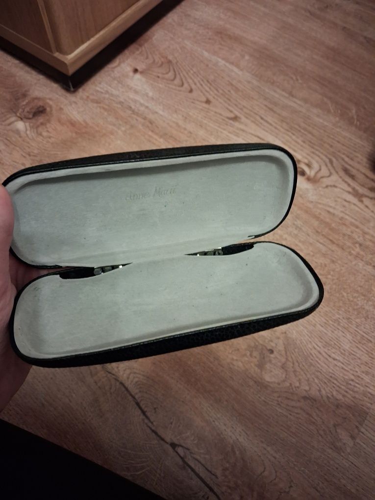Etui na okulary przeciwsłoneczne