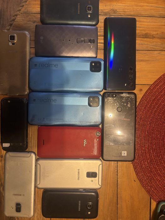 Komplet telefonow jedne uszkodzone jedne praddopodonnie nie