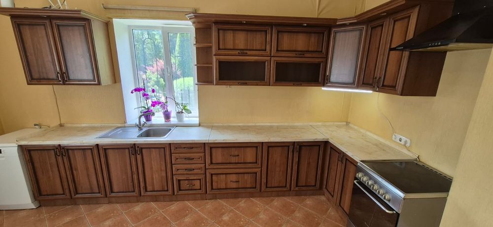 Якісна кутова кухня з класичними фасадами під дерево