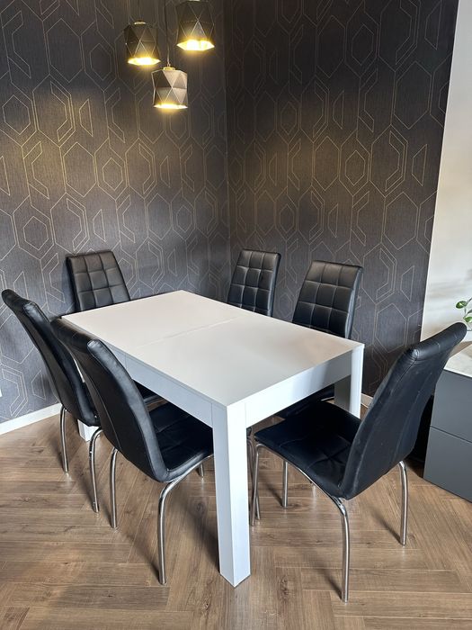 Stół rozkaldany z krzeslami