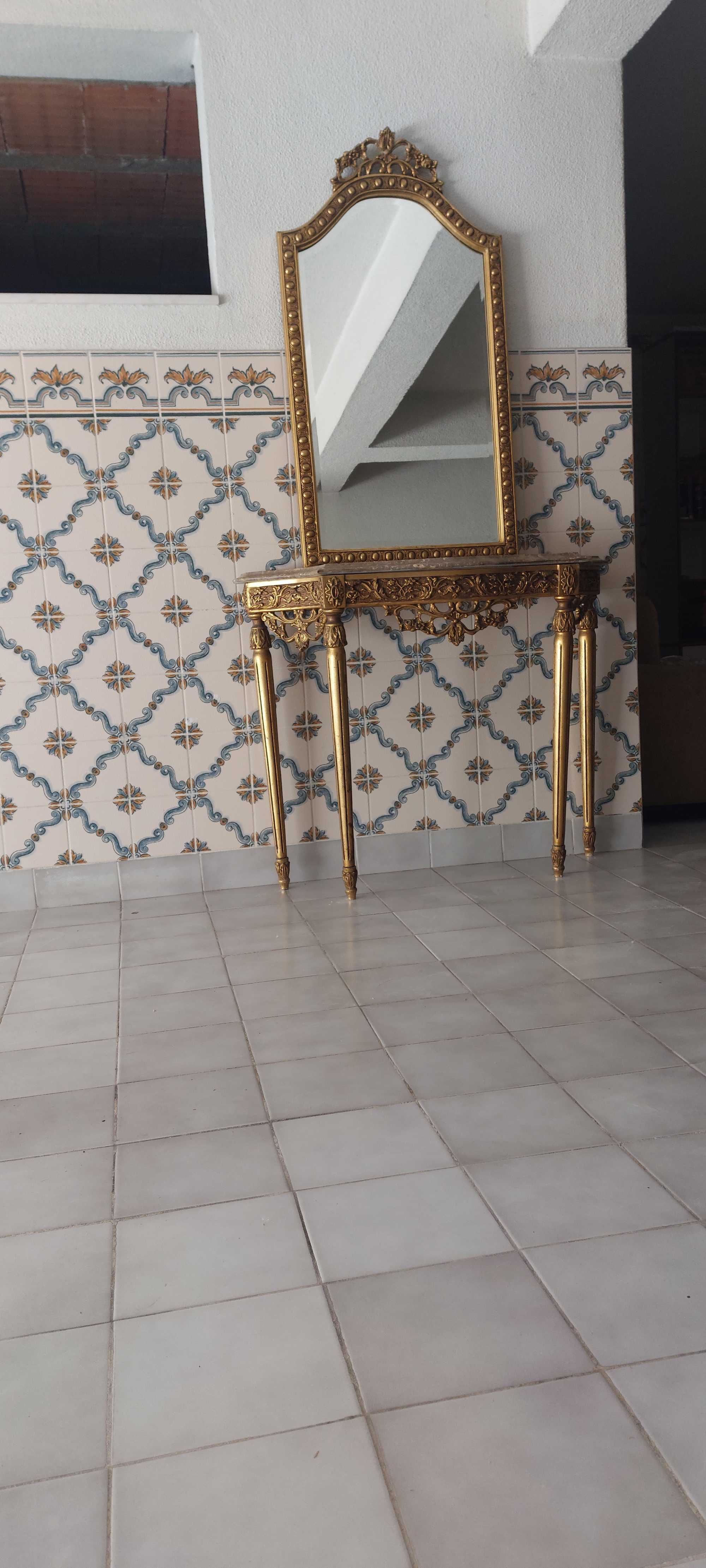Mesa de apoio com espelho