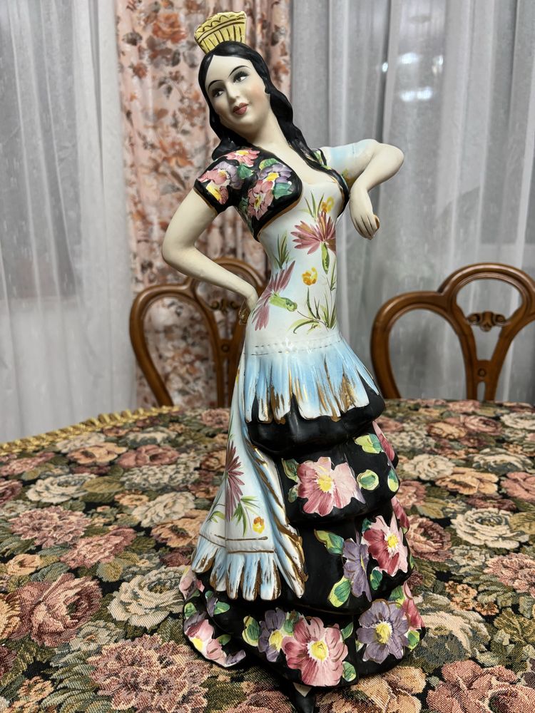 Figurka porcelanowa  dama w sukni balowej