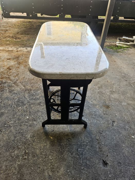 Mesa antiga, pés de maquina de costura e pedra marmore