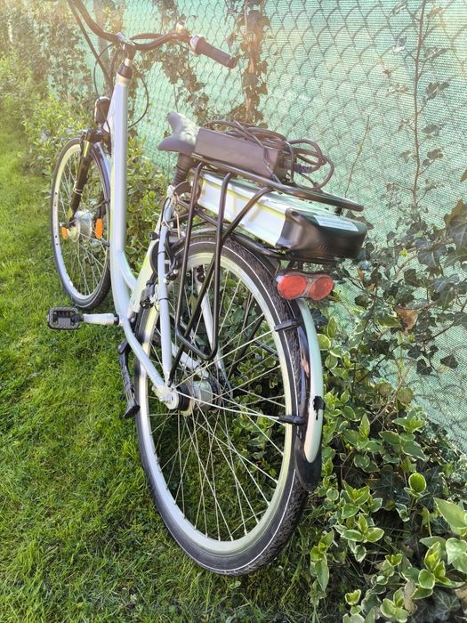 Wygodny rower elektryczny niemiecki z amortyzowanym siodełkiem.Damka