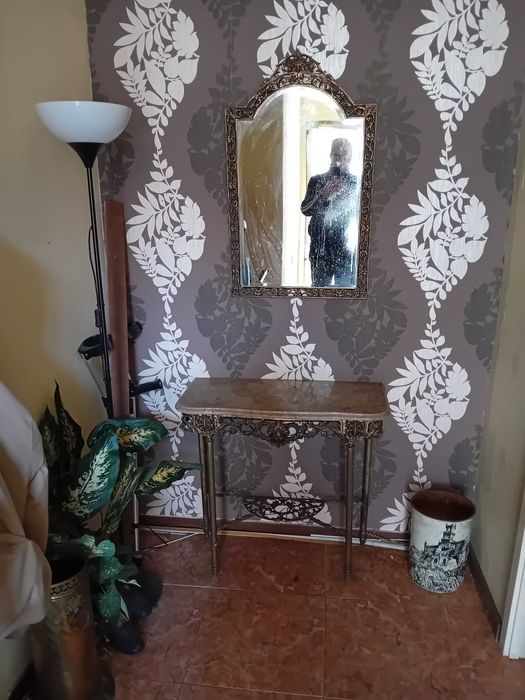 Credencia antiga com espelho em latão fundido e trabalhado com mármore