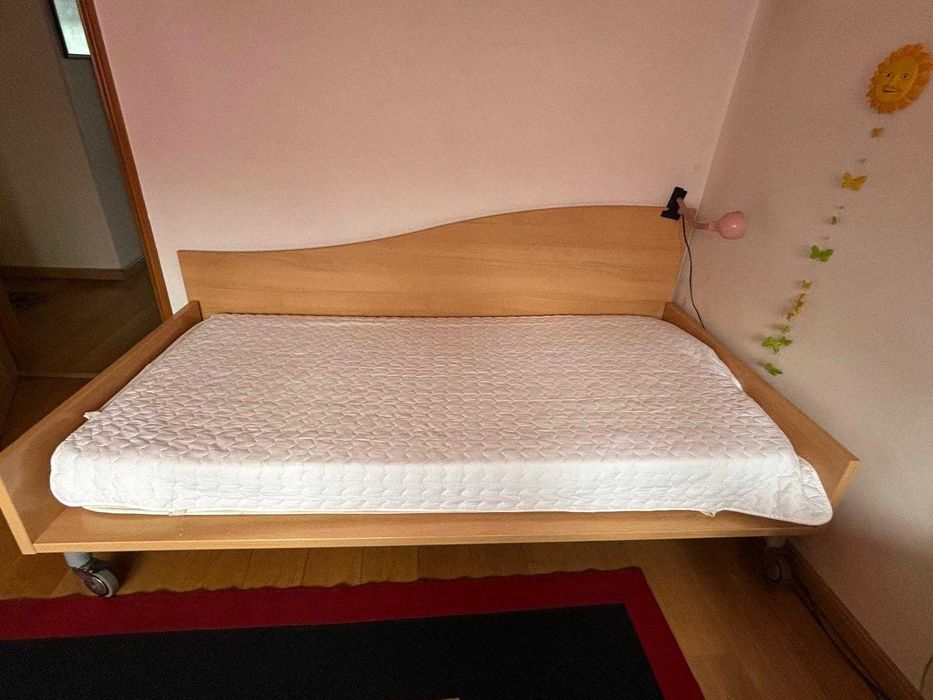 Cama de solteiro + colchão + placa decorativa