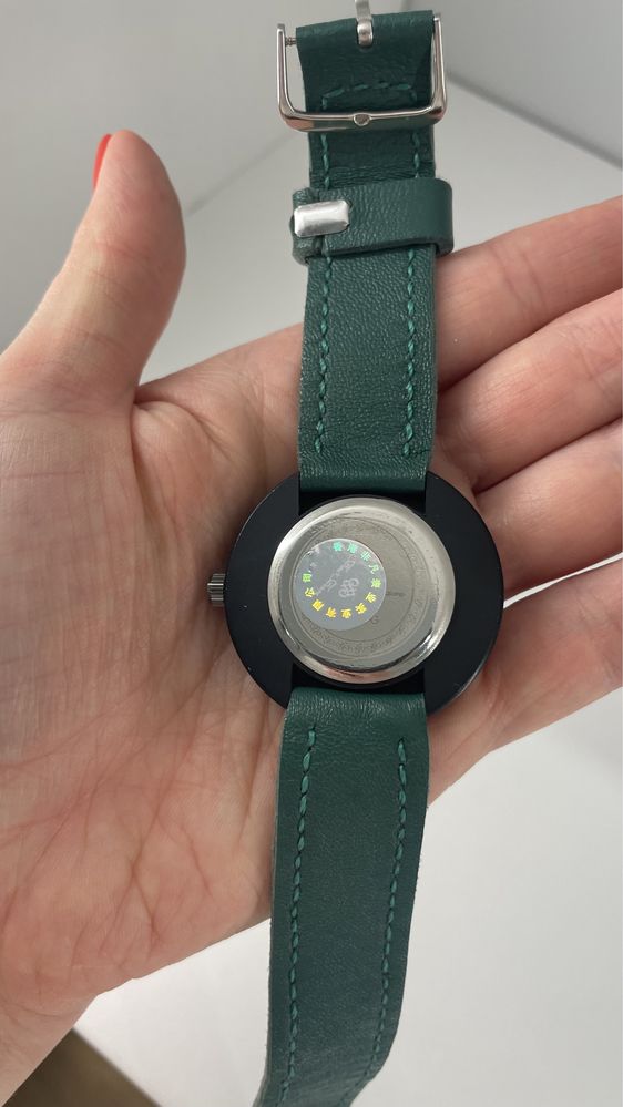 Наручний годинник з шкіряним браслетом украінського виробника