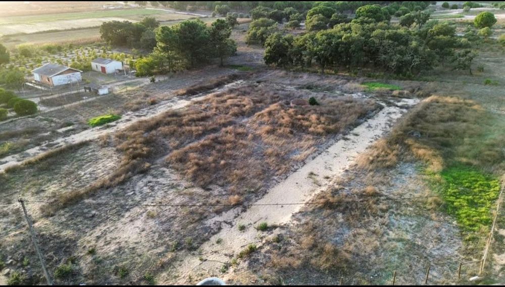 Terreno com furo de água próprio, luz. Completamente vedado