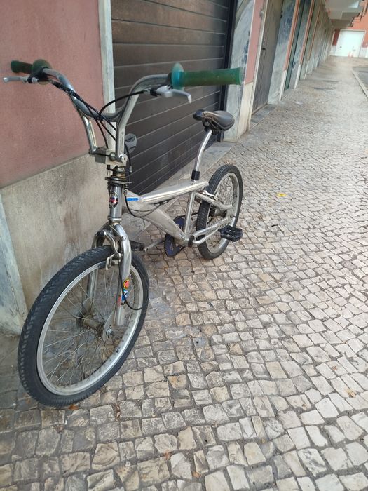 Bicicleta BMX cromada