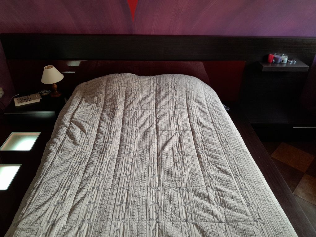 Conjunto de cama em lacado vermelho, com luz branca e negra + cómoda