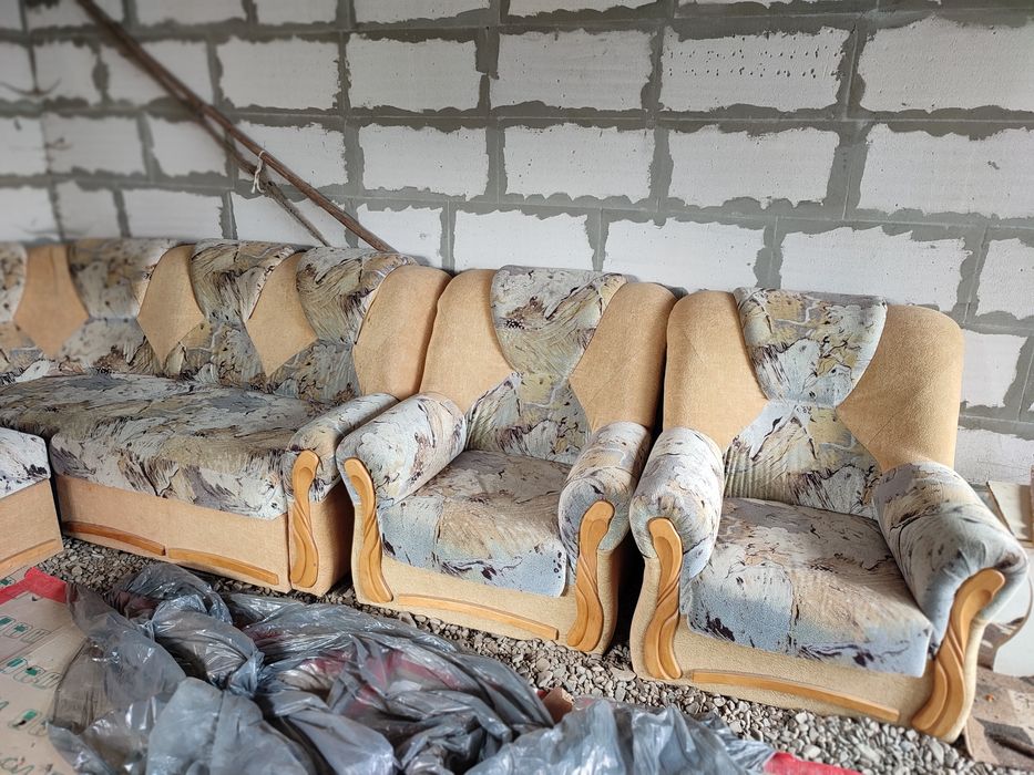 М'яка частина, кутовий диван і два крісла