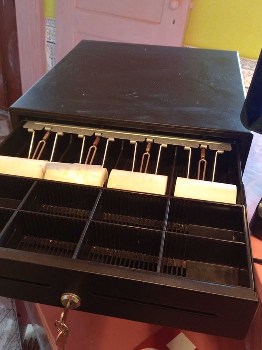 POS + Impressora talões térmica
Gaveta de dinheiro.