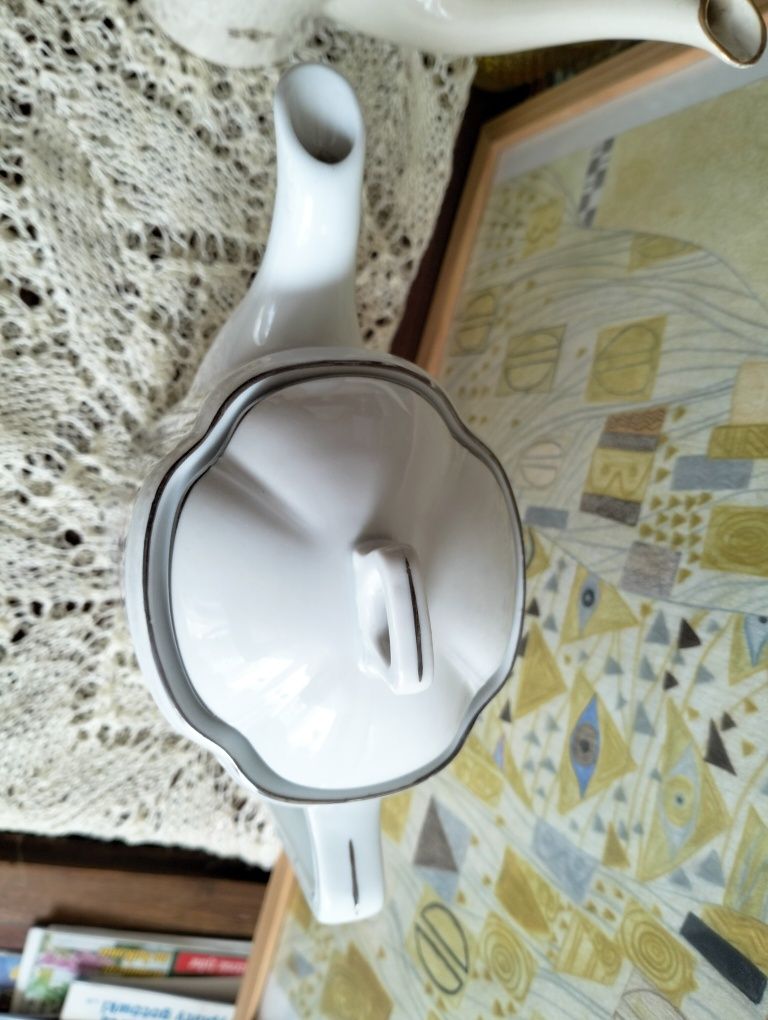 Dzbanek z porcelany; okres PRL; Ćmielów; wysokość  ok.22cm.