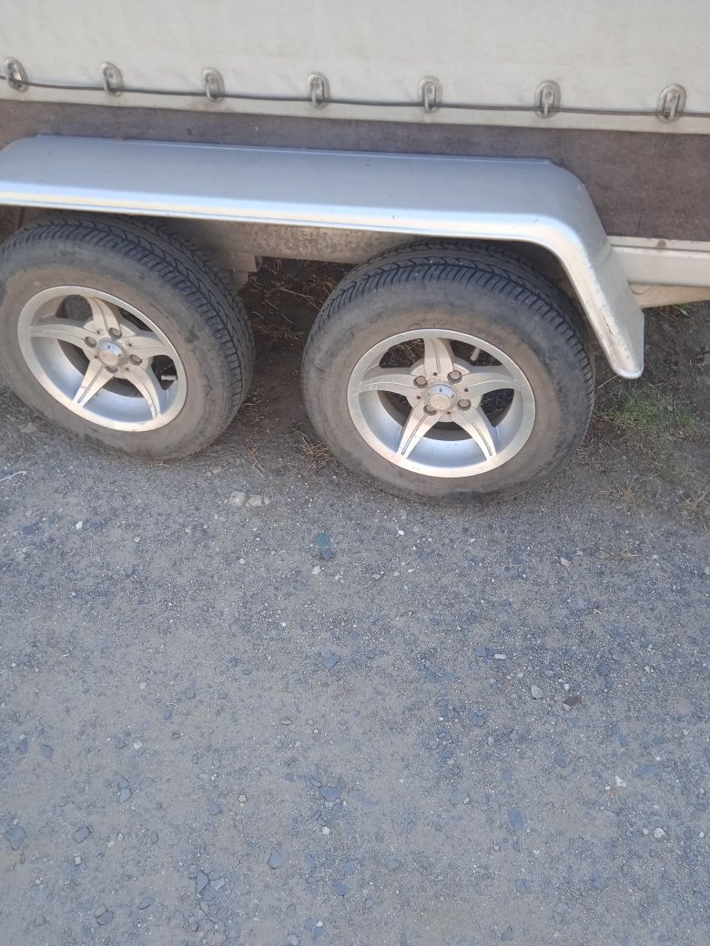 В продаже прицеп двухосный.