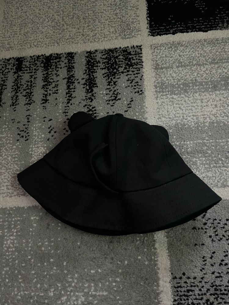 Czarny Bucket kotek