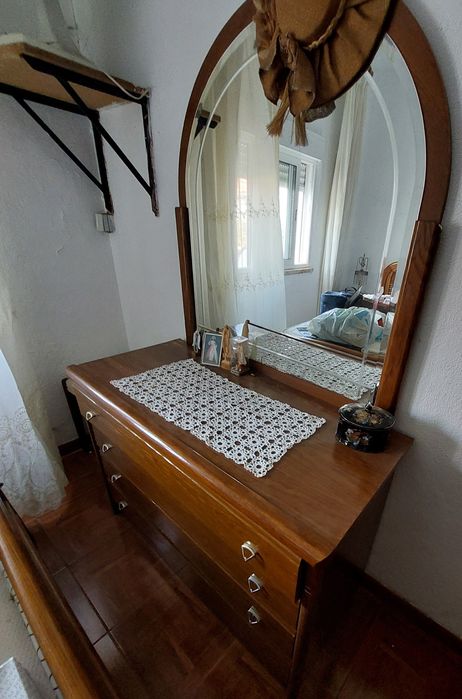 Cómoda  antiga com espelho