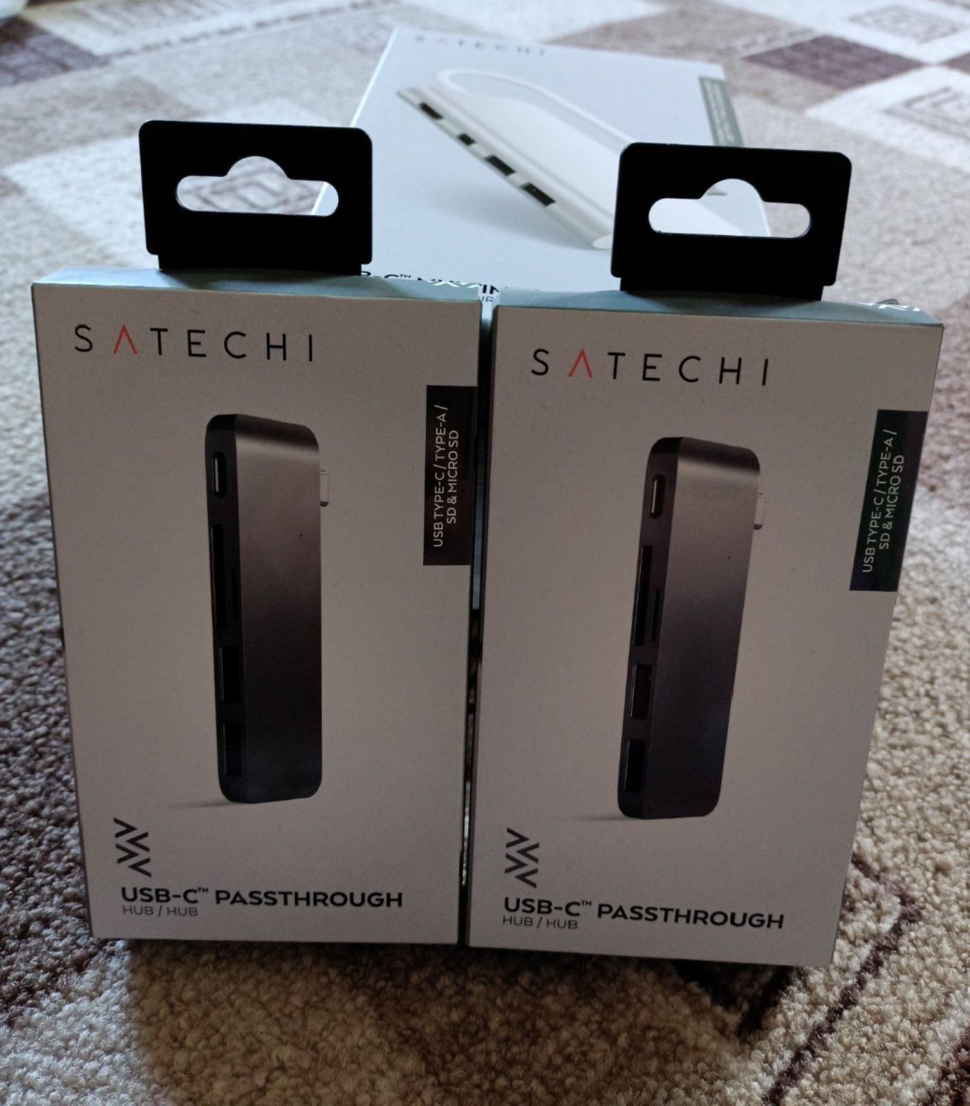 Satechi usb-c passthough hub