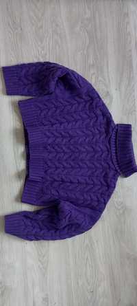 Krótki fioletowy sweterek z golfem w warkoczowy splot rozmiar M