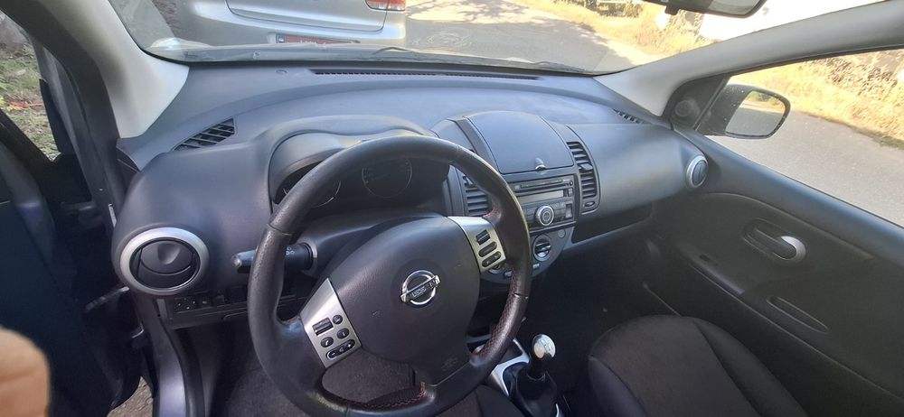 Нісан ноте 2009 .