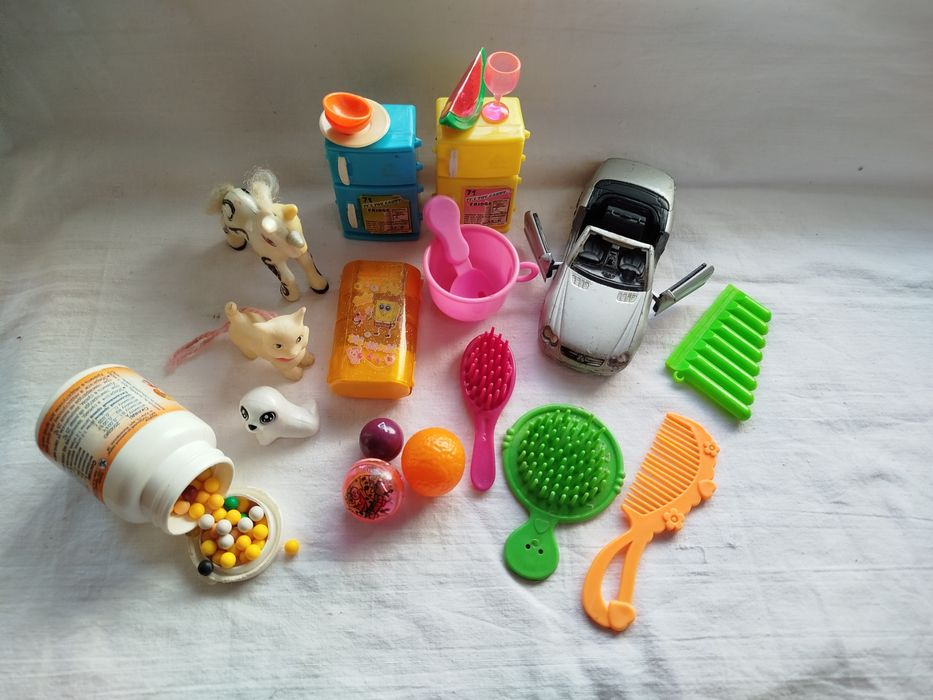 Лот іграшок дитячих холодильник для барбі машинка гребінець стругачка