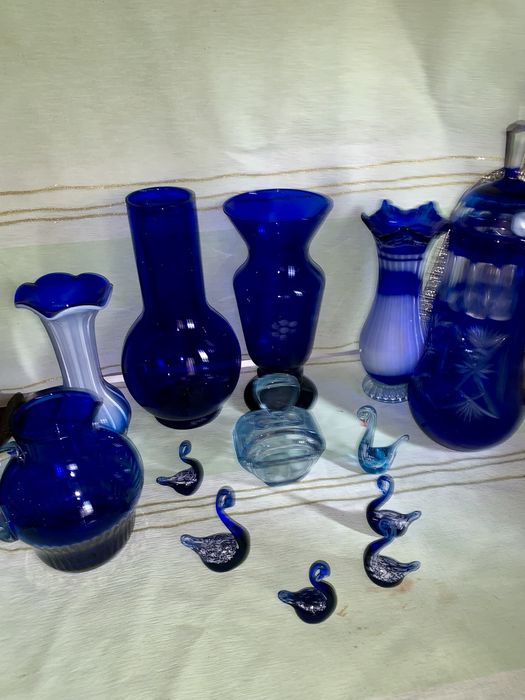 Кувшин ваза шкатулка  лебеди кобальт синее стекло винтаж