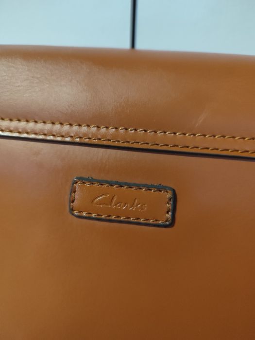 Сумка из натуральной кожи Clarks на плече