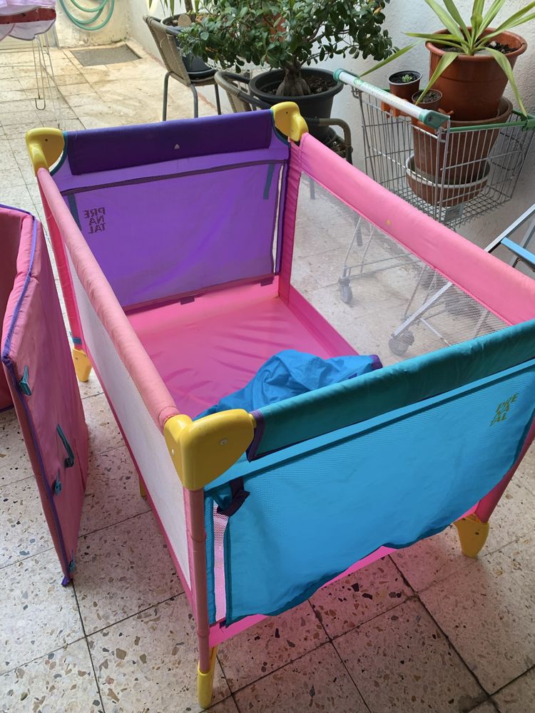Cama de viagem como nova