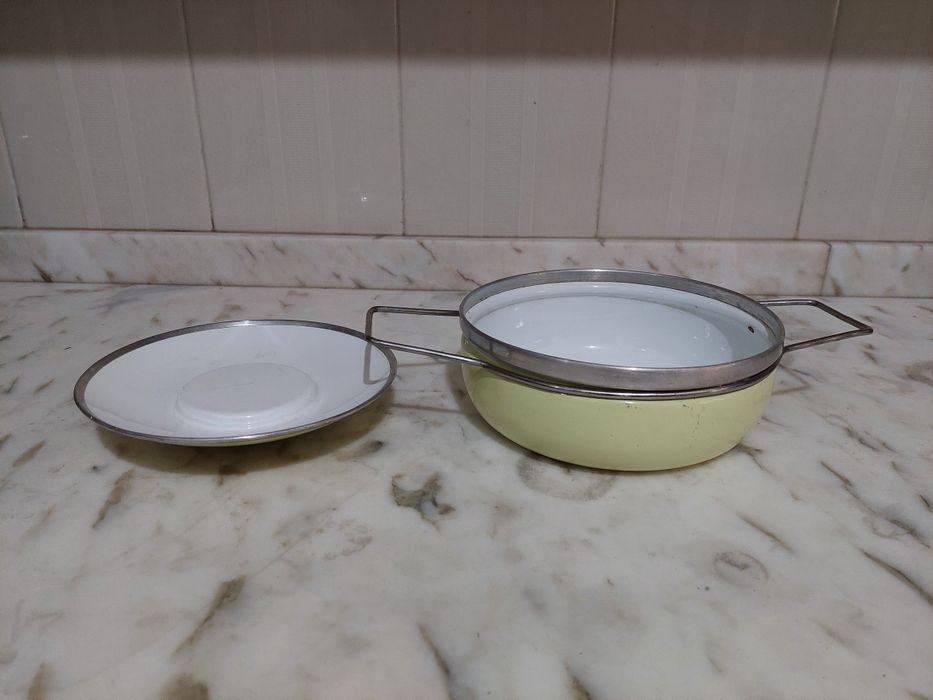 Antiga panela com pegas em esmalte bom estado