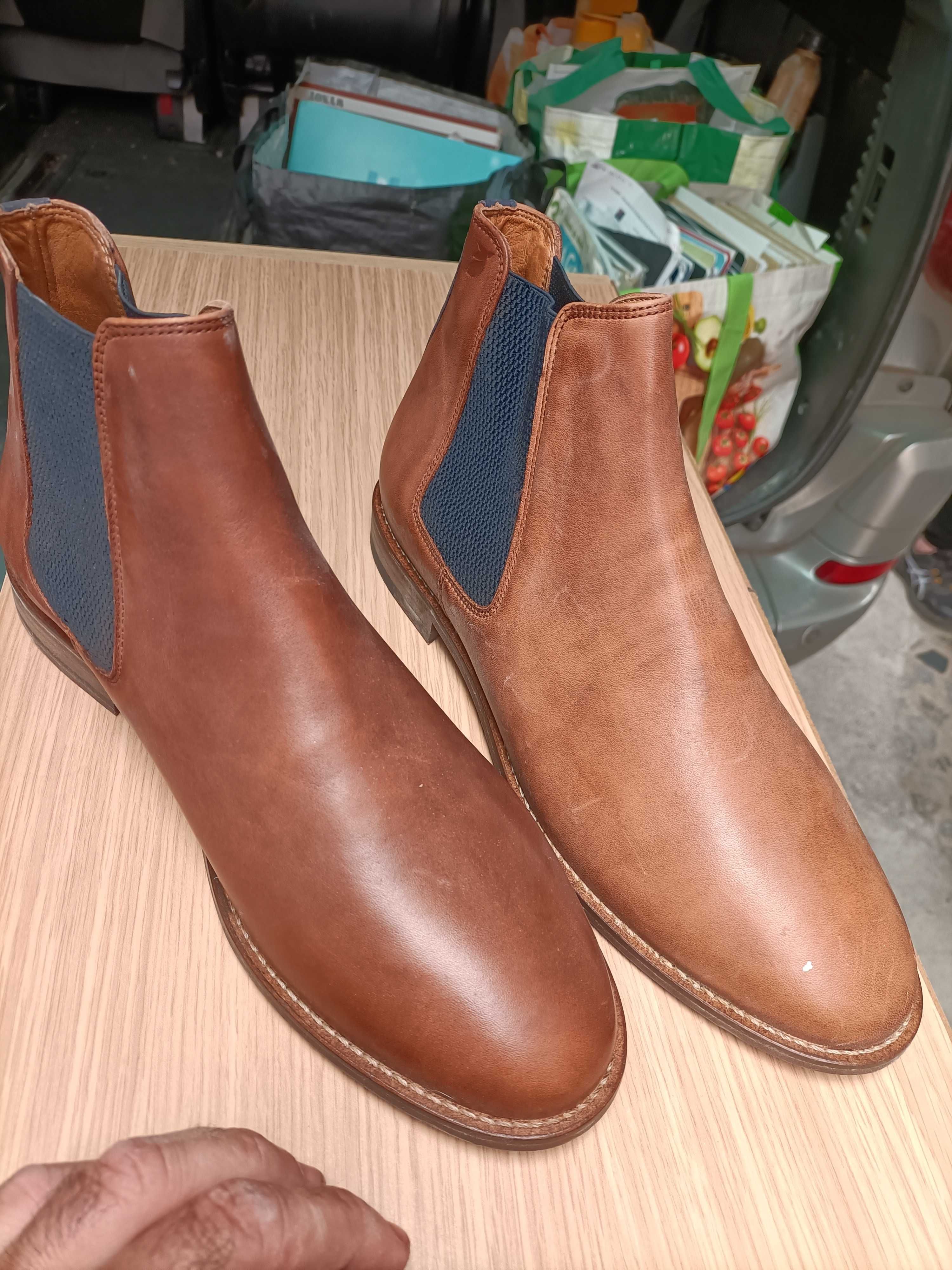 Sapatos em pele pouco uso